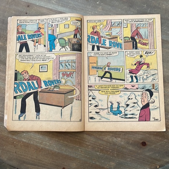 Archie 1972 Comic Book Series #218 - Picture 4 of 9